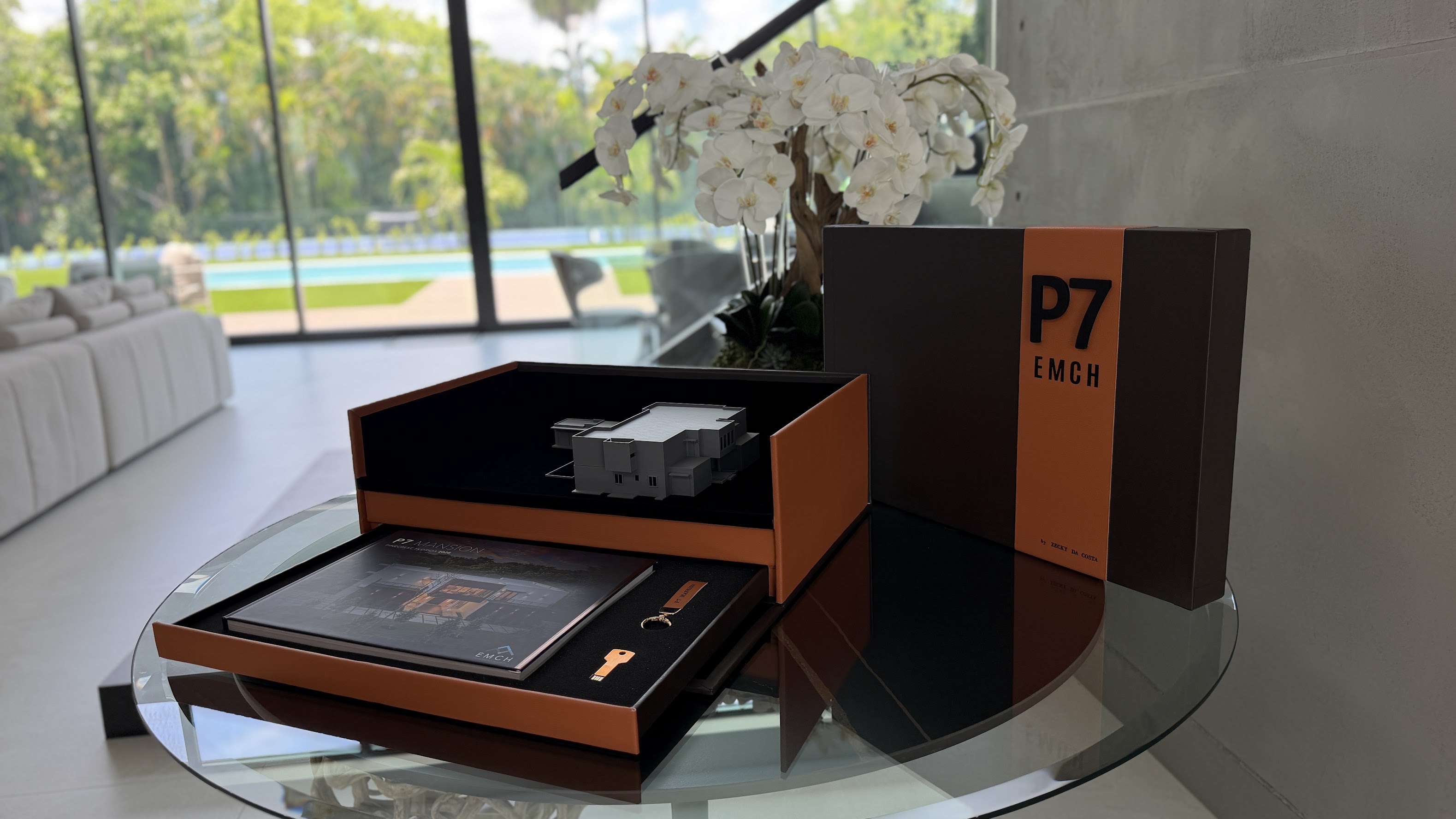 La caja de presentación junto a la piscina de la casa terminada